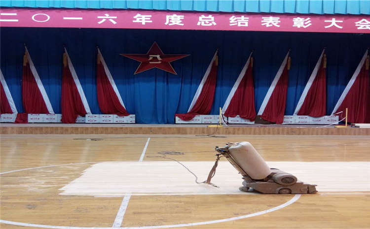 学校风雨操场地板价格是多少钱？