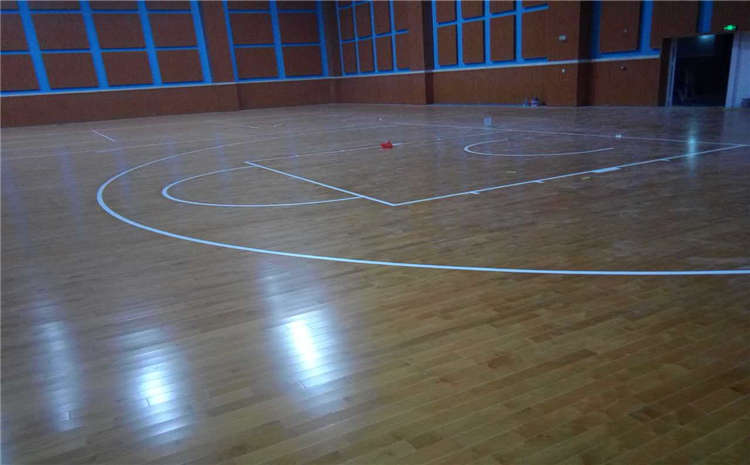 欧氏橡胶木篮球运动地板翻新施工