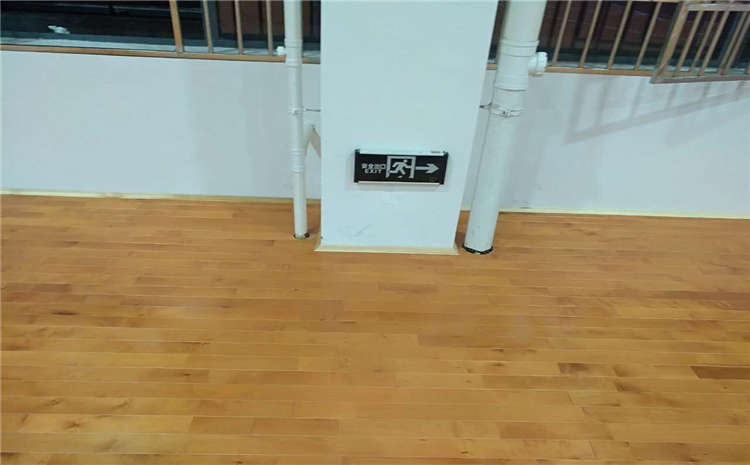 欧氏俄勒冈松木地板篮球馆怎么翻新？