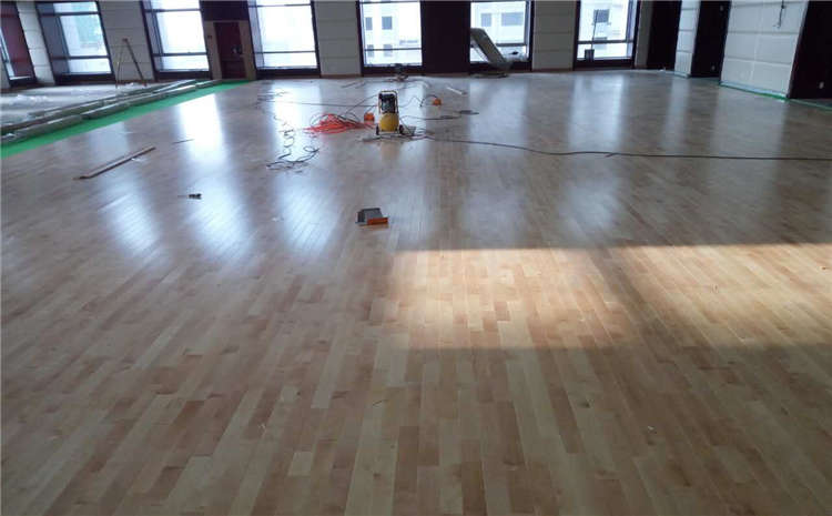 欧氏学校篮球馆木地板怎么维修？