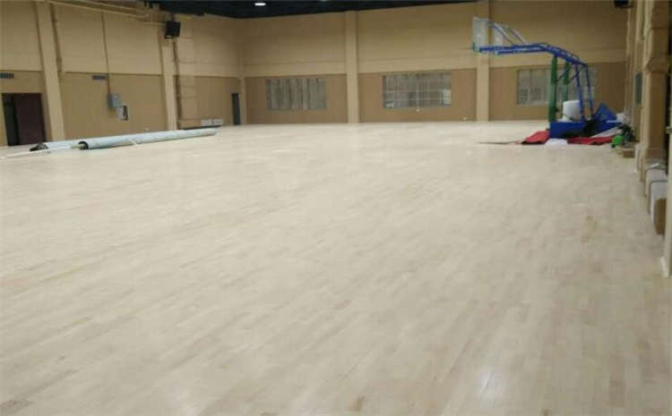 欧氏学校木地板篮球场多少钱一平米？